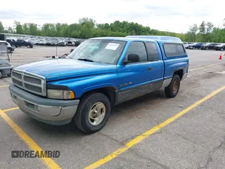 1998 Dodge 1500 z VIN 3B7HC13Z6WG226848, wystawiony jako IAAI lot #42331979 z przebiegiem 280 456 mil mil oraz . Historia ofert i sprzedaży dostępna na DreamBid. Obrazek 2.
