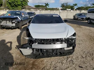 2023 Audi RS e-tron GT z VIN WAUBHBFW6P7900375, wystawiony jako Copart lot #77436303 z przebiegiem 1862 mil mil oraz . Historia ofert i sprzedaży dostępna na DreamBid. Obrazek 5.
