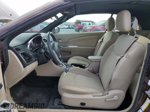2013 Chrysler 200 Touring z VIN 1C3BCBEGXDN609899, wystawiony jako Copart lot #74966724 z przebiegiem 38 028 mil mil oraz Szkoda całkowita • Salvage title. Historia ofert i sprzedaży dostępna na DreamBid. Obrazek 7.