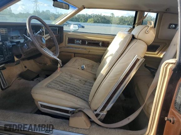 1985 Oldsmobile Toronado Custom Brougham z VIN 1G3EZ57Y6FE321802, wystawiony jako Copart lot #77305454 z przebiegiem 51 559 mil mil oraz Szkoda całkowita • Salvage title. Historia ofert i sprzedaży dostępna na DreamBid. Obrazek 7.