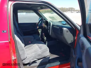 2000 Chevrolet S-10 LS with VIN 1GCCS1449Y8126199, listed as a IAAI auction lot 42052804 with 80,005 mi miles. Bid and sale history available at carsss.com. Image 5.
