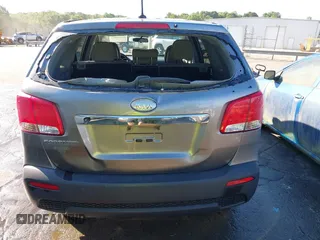 2012 Kia Sorento LX z VIN 5XYKT3A19CG231096, wystawiony jako IAAI lot #42193607 z przebiegiem 200 899 mil mil oraz . Historia ofert i sprzedaży dostępna na DreamBid. Obrazek 16.