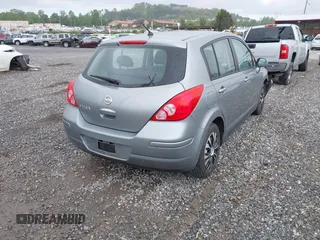2009 Nissan Versa S z VIN 3N1BC13E19L468965, wystawiony jako IAAI lot #42174400 z przebiegiem 134 893 mil mil oraz . Historia ofert i sprzedaży dostępna na DreamBid. Obrazek 4.