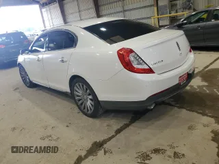 2013 Lincoln MKS z VIN 1LNHL9DK4DG613144, wystawiony jako Copart lot #54354625 z przebiegiem 104 211 mil mil oraz Szkoda całkowita • Salvage title. Historia ofert i sprzedaży dostępna na DreamBid. Obrazek 2.