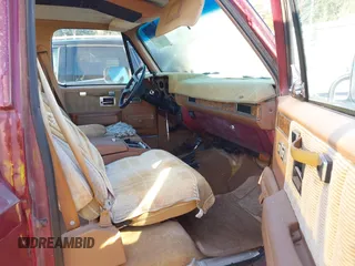 1989 GMC Suburban z VIN 1GKEV16K7KF515717, wystawiony jako IAAI lot #41853503 z przebiegiem 81 034 mil mil oraz . Historia ofert i sprzedaży dostępna na DreamBid. Obrazek 5.
