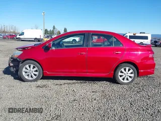 2009 Toyota Yaris z VIN JTDBT903391315199, wystawiony jako IAAI lot #41557557 z przebiegiem 188 971 mil mil oraz . Historia ofert i sprzedaży dostępna na DreamBid. Obrazek 14.