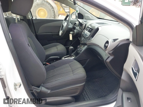 2015 Chevrolet Sonic LT z VIN 1G1JC5SH9F4112916, wystawiony jako IAAI lot #42265726 z przebiegiem 116 452 mil mil oraz . Historia ofert i sprzedaży dostępna na DreamBid. Obrazek 5.