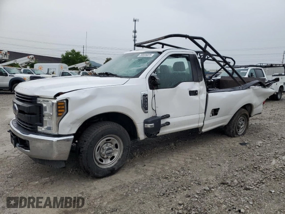 2018 Ford F-250 XL z VIN 1FTBF2A62JEC19911, wystawiony jako Copart lot #58555025 z przebiegiem 228 433 mil mil oraz Szkoda całkowita • Salvage title. Historia ofert i sprzedaży dostępna na DreamBid. Obrazek 1.
