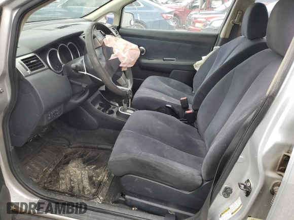 2007 Nissan Versa SL z VIN 3N1BC13E07L376632, wystawiony jako Copart lot #59384975 z przebiegiem Nie podano mil oraz Nie do naprawy • Non repairable. Historia ofert i sprzedaży dostępna na DreamBid. Obrazek 7.