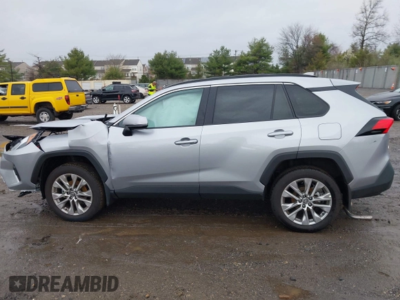 2025 Toyota RAV4 XLE Premium z VIN 2T3A1RFV6SC503413, wystawiony jako IAAI lot #41946001 z przebiegiem 831 mil mil oraz . Historia ofert i sprzedaży dostępna na DreamBid. Obrazek 14.
