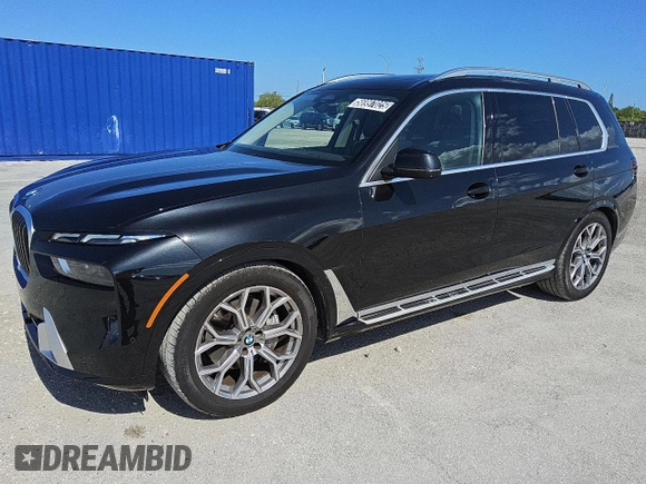 2024 BMW X7 xDrive40i z VIN 5UX23EM07R9V08996, wystawiony jako Copart lot #56997025 z przebiegiem 27 719 mil mil oraz Czysty tytuł • Clean title. Historia ofert i sprzedaży dostępna na DreamBid. Obrazek 1.