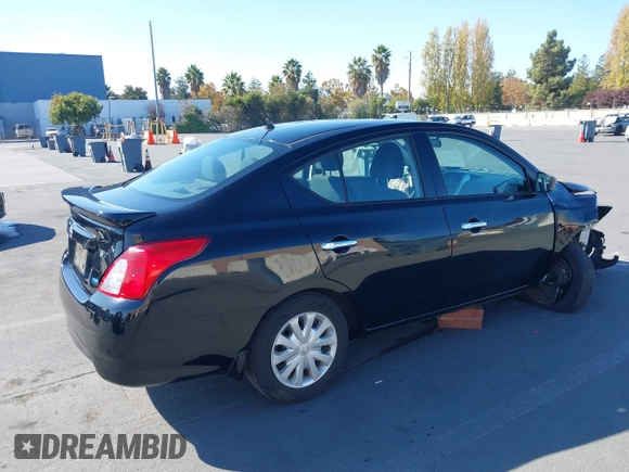 2016 Nissan Versa S z VIN 3N1CN7APXGL828172, wystawiony jako IAAI lot #40830717 z przebiegiem 53 910 mil mil oraz . Historia ofert i sprzedaży dostępna na DreamBid. Obrazek 4.