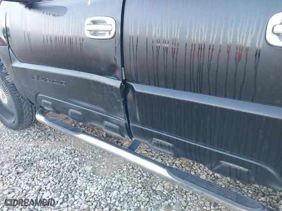 2003 Chevrolet Avalanche with VIN 3GNEC13TX3G169166, listed as a IAAI auction lot 41789590 with 349,989 mi miles. Bid and sale history available at carsss.com. Image 6.