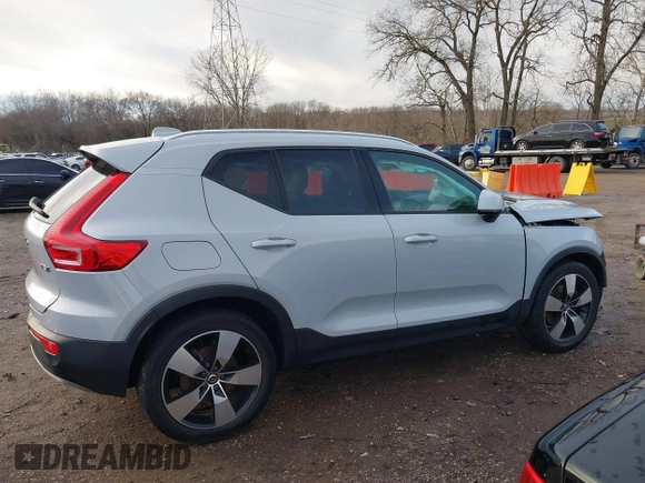 2021 Volvo XC40 Momentum with VIN YV4162UK2M2409330, listed as a IAAI auction lot 41206272 with 44,407 mi miles. Bid and sale history available at carsss.com. Image 13.