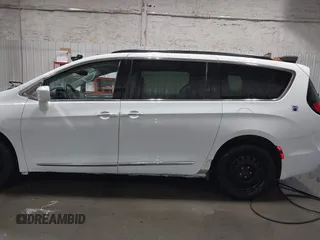 2017 Chrysler Pacifica Touring L z VIN 2C4RC1BG8HR803137, wystawiony jako IAAI lot #41661643 z przebiegiem 113 700 mil mil oraz . Historia ofert i sprzedaży dostępna na DreamBid. Obrazek 15.