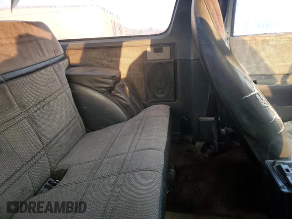 1988 Chevrolet Blazer z VIN 1GNCS18R7J8221699, wystawiony jako Copart lot #59299785 z przebiegiem 307 873 mil mil oraz Czysty tytuł • Clean title. Historia ofert i sprzedaży dostępna na DreamBid. Obrazek 11.