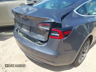 2020 Tesla Model 3 Long Range z VIN 5YJ3E1EB9LF667993, wystawiony jako IAAI lot #41990917 z przebiegiem 58 269 mil mil oraz . Historia ofert i sprzedaży dostępna na DreamBid. Obrazek 6.