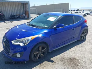2015 Hyundai Veloster Turbo z VIN KMHTC6AE2FU218570, wystawiony jako IAAI lot #42609097 z przebiegiem 104 965 mil mil oraz . Historia ofert i sprzedaży dostępna na DreamBid. Obrazek 2.