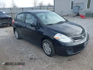 2012 Nissan Versa S z VIN 3N1BC1CPXCK297812, wystawiony jako IAAI lot #41658958 z przebiegiem 157 876 mil mil oraz . Historia ofert i sprzedaży dostępna na DreamBid. Obrazek 1.