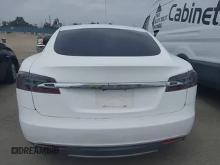 2014 Tesla Model S 60 with VIN 5YJSA1H16EFP32585, listed as a IAAI auction lot 42068925 with 119,561 mi miles and . Bid and sale history available at DreamBid. Image 16.