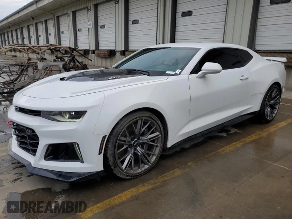 2023 Chevrolet Camaro ZL1 z VIN 1G1FK1R64P0104947, wystawiony jako Copart lot #56560435 z przebiegiem 17 503 mil mil oraz Szkody całkowita. Historia ofert i sprzedaży dostępna na DreamBid. Obrazek 1.