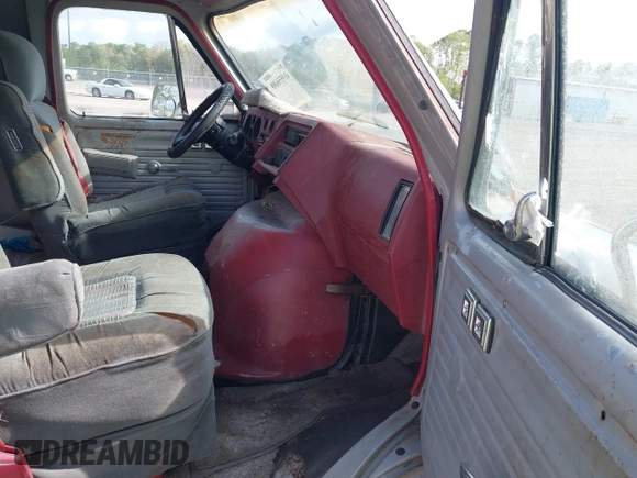 1983 Chevrolet Chevy Van z VIN 1GCEG25H7D7170543, wystawiony jako IAAI lot #41955600 z przebiegiem 49 027 mil mil oraz . Historia ofert i sprzedaży dostępna na DreamBid. Obrazek 5.