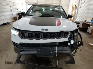 2025 Jeep Compass Trailhawk with VIN 3C4NJDDN8ST529024, listed as a Copart auction lot 61383465 with 4,233 mi miles and Salvage title. Bid and sale history available at DreamBid. Image 5.