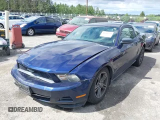 2012 Ford Mustang Premium z VIN 1ZVBP8AM6C5286607, wystawiony jako IAAI lot #42305725 z przebiegiem 137 065 mil mil oraz . Historia ofert i sprzedaży dostępna na DreamBid. Obrazek 2.