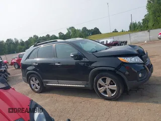 2013 Kia Sorento EX z VIN 5XYKU4A22DG364988, wystawiony jako IAAI lot #42391851 z przebiegiem 221 693 mil mil oraz . Historia ofert i sprzedaży dostępna na DreamBid. Obrazek 13.