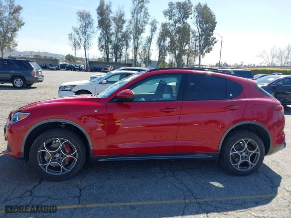 2022 Alfa Romeo Stelvio Ti with VIN ZASPAKBN0N7D39153, listed as a IAAI auction lot 40220043 with 1 mi miles. Bid and sale history available at carsss.com. Image 14.