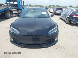 2017 Tesla Model S 100D z VIN 5YJSA1E45HF198921, wystawiony jako IAAI lot #42378026 z przebiegiem 104 967 mil mil oraz . Historia ofert i sprzedaży dostępna na DreamBid. Obrazek 10.