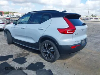2022 Volvo XC40 R-Design z VIN YV4AC2HM9N2771189, wystawiony jako IAAI lot #41923125 z przebiegiem 24 125 mil mil oraz . Historia ofert i sprzedaży dostępna na DreamBid. Obrazek 3.