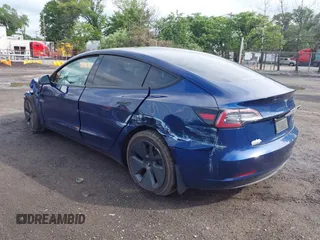 2022 Tesla Model 3 Long Range z VIN 5YJ3E1EB2NF193808, wystawiony jako IAAI lot #42281993 z przebiegiem 40 340 mil mil oraz . Historia ofert i sprzedaży dostępna na DreamBid. Obrazek 3.