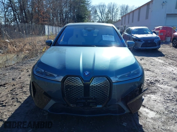 2025 BMW iX xDrive50 z VIN WB523CF09SCS94052, wystawiony jako IAAI lot #41822349 z przebiegiem 1233 mil mil oraz . Historia ofert i sprzedaży dostępna na DreamBid. Obrazek 12.