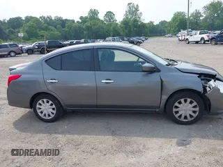 2016 Nissan Versa S z VIN 3N1CN7AP9GL829345, wystawiony jako IAAI lot #42441630 z przebiegiem 147 607 mil mil oraz . Historia ofert i sprzedaży dostępna na DreamBid. Obrazek 13.