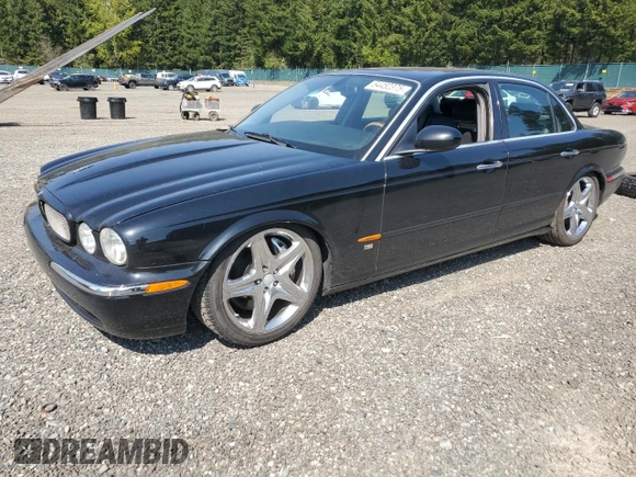 2004 Jaguar XJ R z VIN SAJWA73B44TG20291, wystawiony jako Copart lot #54452375 z przebiegiem 148 491 mil mil oraz Czysty tytuł • Clean title. Historia ofert i sprzedaży dostępna na DreamBid. Obrazek 1.