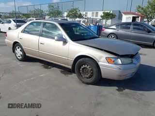1998 Toyota Camry LE z VIN JT2BF22K9W0118633, wystawiony jako IAAI lot #42311754 z przebiegiem 207 470 mil mil oraz . Historia ofert i sprzedaży dostępna na DreamBid. Obrazek 1.