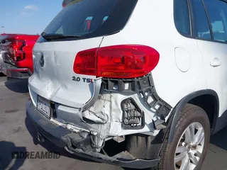 2015 Volkswagen Tiguan S z VIN WVGAV7AX7FW564563, wystawiony jako IAAI lot #42369715 z przebiegiem 27 976 mil mil oraz . Historia ofert i sprzedaży dostępna na DreamBid. Obrazek 12.