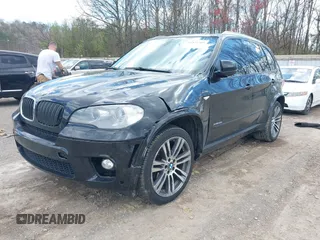 2013 BMW X5 xDrive35i z VIN 5UXZV4C51D0E11079, wystawiony jako IAAI lot #41875305 z przebiegiem 161 861 mil mil oraz . Historia ofert i sprzedaży dostępna na DreamBid. Obrazek 2.