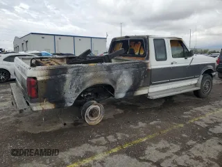 1992 Ford F-250 z VIN 1FTHX26G4NKB83915, wystawiony jako Copart lot #55854535 z przebiegiem Nie podano mil oraz Szkoda całkowita • Salvage title. Historia ofert i sprzedaży dostępna na DreamBid. Obrazek 3.