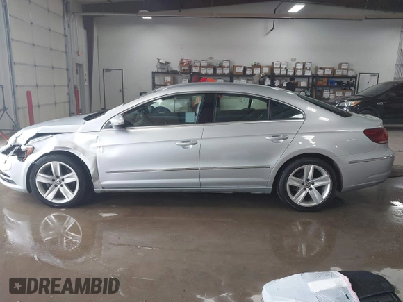 2015 Volkswagen CC R-Line z VIN WVWBP7AN9FE826400, wystawiony jako IAAI lot #40931896 z przebiegiem 117 022 mil mil oraz . Historia ofert i sprzedaży dostępna na DreamBid. Obrazek 14.