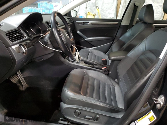 2017 Volkswagen Passat SEL Premium z VIN 1VWCT7A34HC078780, wystawiony jako Copart lot #49827235 z przebiegiem 94 618 mil mil oraz Szkoda całkowita • Salvage title. Historia ofert i sprzedaży dostępna na DreamBid. Obrazek 7.