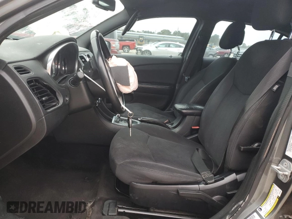 2013 Chrysler 200 Touring z VIN 1C3CCBBB2DN584591, wystawiony jako Copart lot #41503815 z przebiegiem Nie podano mil oraz Szkoda całkowita • Salvage title. Historia ofert i sprzedaży dostępna na DreamBid. Obrazek 7.