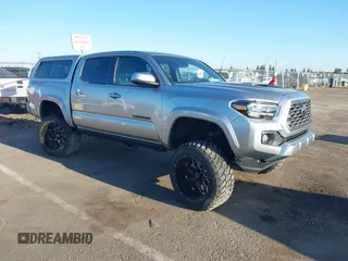 2023 Toyota Tacoma SR z VIN 3TMCZ5AN2PM567943, wystawiony jako IAAI lot #42272836 z przebiegiem 15 108 mil mil oraz . Historia ofert i sprzedaży dostępna na DreamBid. Obrazek 1.