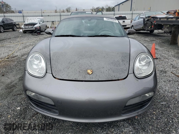 2007 Porsche Boxster z VIN WP0CA29857U711677, wystawiony jako Copart lot #79859924 z przebiegiem 83 123 mil mil oraz Szkoda całkowita • Salvage title. Historia ofert i sprzedaży dostępna na DreamBid. Obrazek 5.