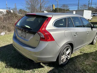 2015 Volvo V60 T5 Drive-E Premier z VIN YV140MEK6F1245353, wystawiony jako IAAI lot #41713825 z przebiegiem 131 682 mil mil oraz . Historia ofert i sprzedaży dostępna na DreamBid. Obrazek 4.