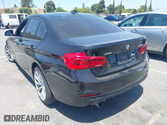2016 BMW 3 Series 320i xDrive z VIN WBA8E5G55GNT94401, wystawiony jako IAAI lot #42544549 z przebiegiem 79 318 mil mil oraz . Historia ofert i sprzedaży dostępna na DreamBid. Obrazek 3.