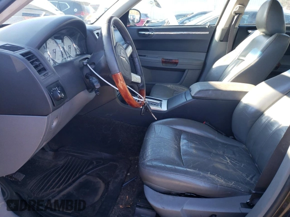 2005 Chrysler 300 300C AWD z VIN 2C3AK63H65H671814, wystawiony jako Copart lot #82867974 z przebiegiem 153 186 mil mil oraz Nie do naprawy. Historia ofert i sprzedaży dostępna na DreamBid. Obrazek 7.