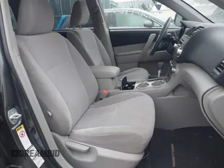 2011 Toyota Highlander z VIN 5TDBK3EHXBS080409, wystawiony jako IAAI lot #41509905 z przebiegiem 201 620 mil mil oraz . Historia ofert i sprzedaży dostępna na DreamBid. Obrazek 5.