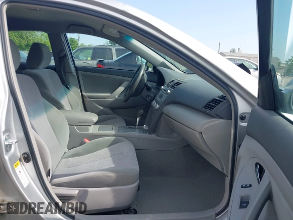 2011 Toyota Camry LE z VIN 4T1BF3EKXBU607307, wystawiony jako IAAI lot #42269501 z przebiegiem 153 051 mil mil oraz . Historia ofert i sprzedaży dostępna na DreamBid. Obrazek 5.